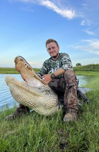 Huge Alligator caught on a Gator Hunting Trip in Okeechobee Florida